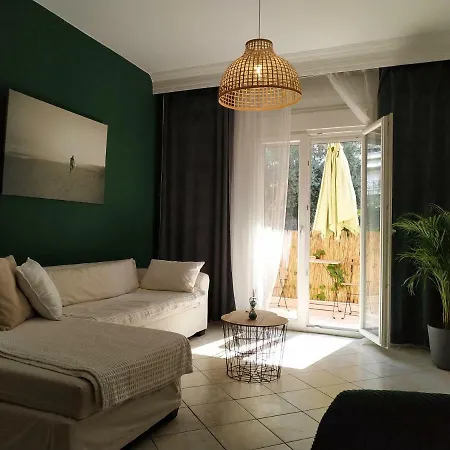 Apartment Bright Steps From The Sea *