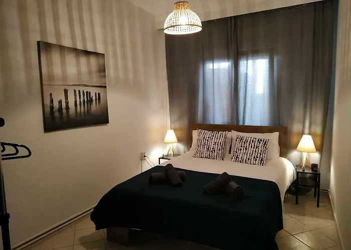 Bright Steps From The Sea Tesalónica