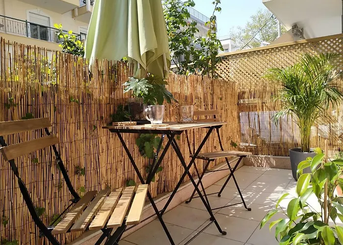 Bright Steps From The Sea Tesalónica