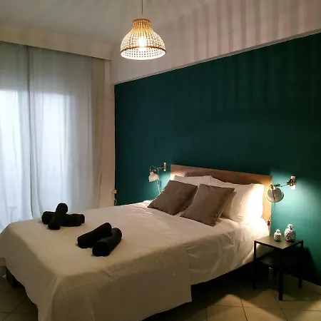 Bright Steps From The Sea Apartment